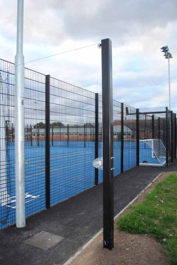 pitch divider netting post